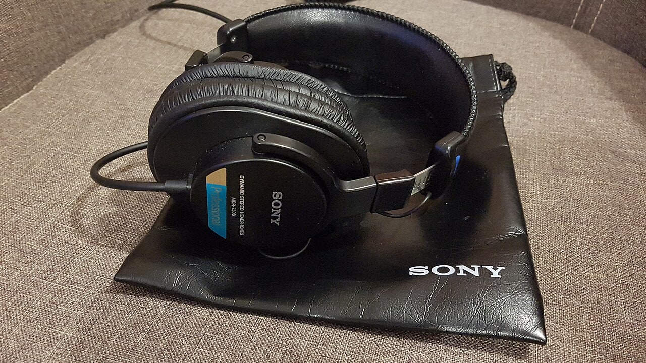 Sony MDR-7506 headphones.jpg