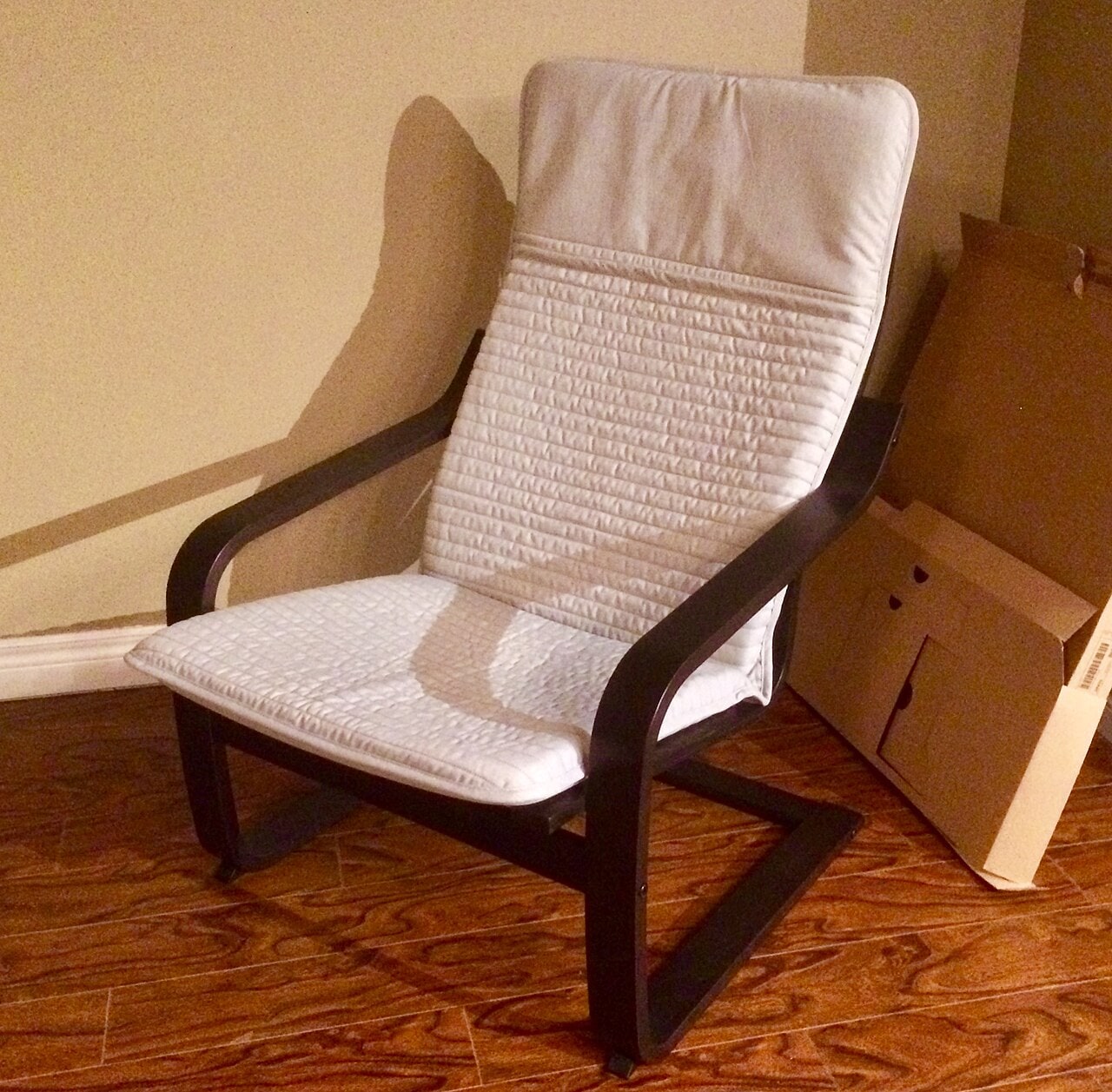 POÄNG in “Knisa Beige” (45144076894).jpg