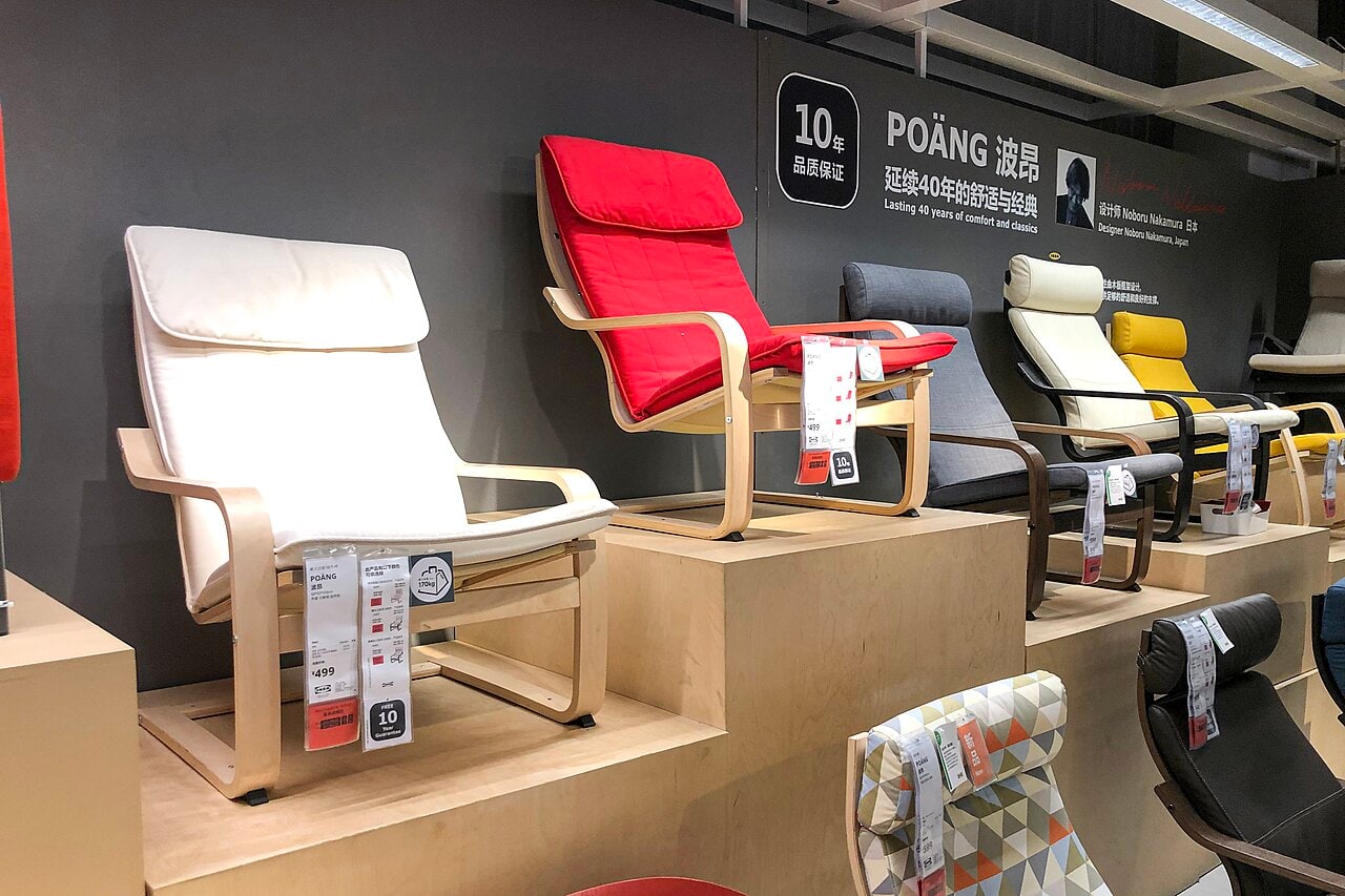 Poäng armchairs at IKEA Beijing Siyuanqiao Store (20210418125708).jpg